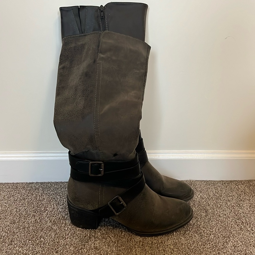 Unr8ed Gray and Black Boots